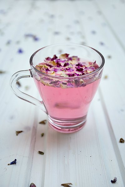 Розовый цветочный чай