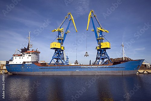 Грузовое судно в гавани Висмар, Германия