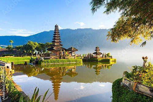 Храм на берегу озера на рассвете, Бедугул, Бали, Индонезия.
