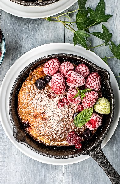 Пирог с ягодами на сковороде