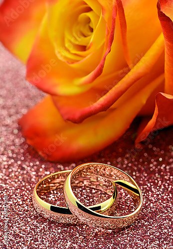 Золотые кольца и роза