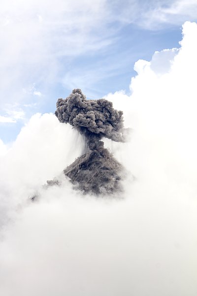 Вершина вулкана в облаках