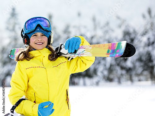 Лыжница в ярком костюме