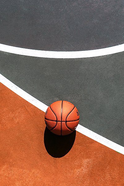 Баскетбольный мяч на площадке