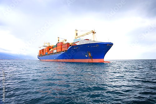 Коммерческий контейнерный корабль