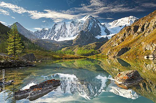 Россия, Алтай. Снежные пики и горное озеро