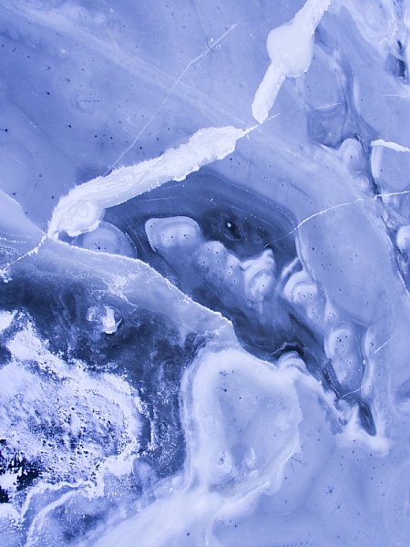 Узоры льда и снега замерзших водоемов