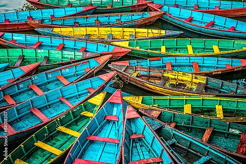 Непал. Типичные цветные лодки