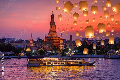 Запуск бумажных фонариков с корабля во время фестиваля, Бангкок, Таиланд