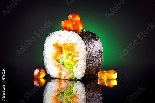 Суши-ролл с тунцом, овощами и икрой