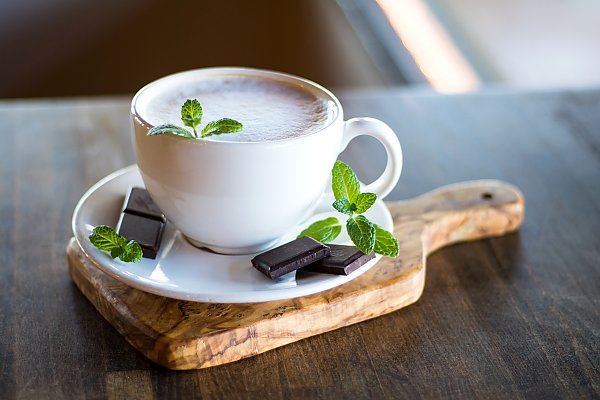 Чашка кофе с мятой и шоколадом