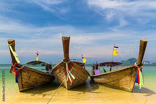 Три лодки на песчаном берегу