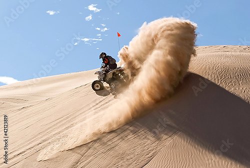 Квадроцикл в песчаных дюнах