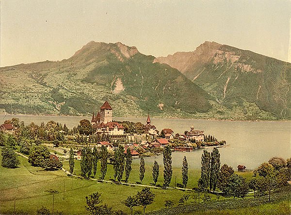 Швейцария. Город Шпиц у озера Тунерзее