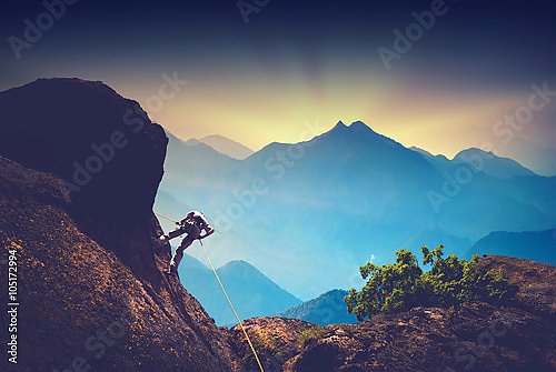 Альпинист высоко в горах
