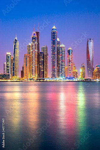 Отражения небоскребов в воде, вечерний Дубай, ОАЭ