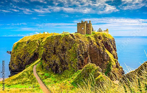 Замок Данноттар в Шотландии