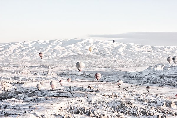 Белые шары над белыми полями, Каппадокия, Турция