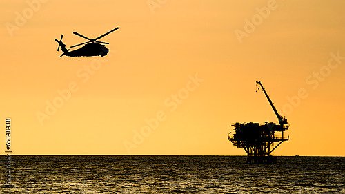 Нефтяная платформа и вертолет