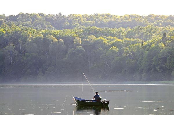 Рыбак на озере