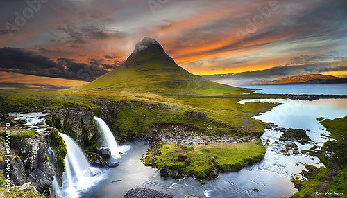 Водопад у холма с Исландии