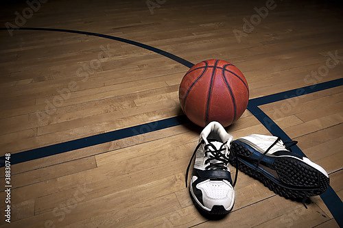 Баскетбольная площадка с мячом и кроссовками