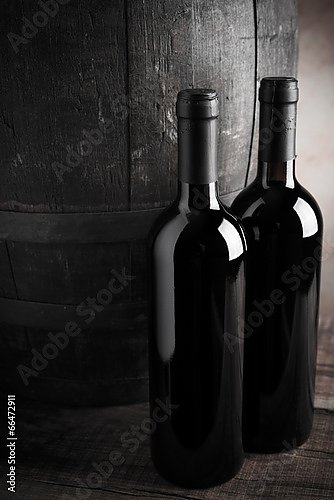 Бутылки красного вина у бочки, чёрно-белое фото
