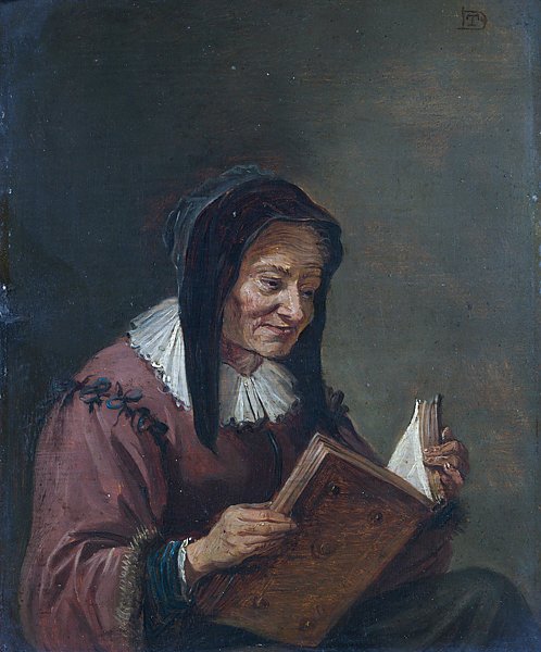 Читающая престарелая женщина