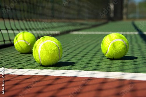 Теннисные мячики на корте