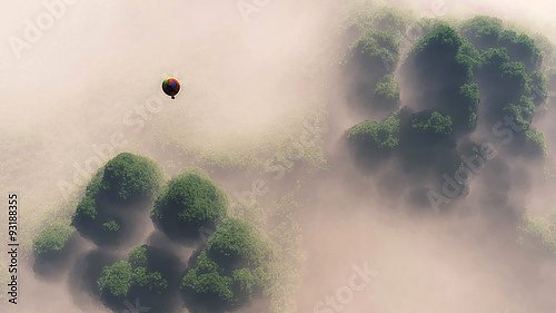 Воздушный шар над туманным лесом
