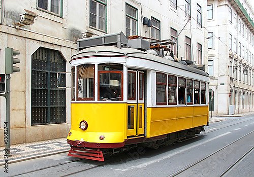 Желтый трамвай на улицах Лиссабона, Португалия
