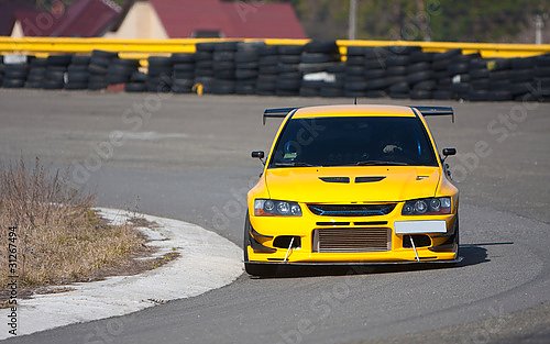 Желтый гоночный автомобиль