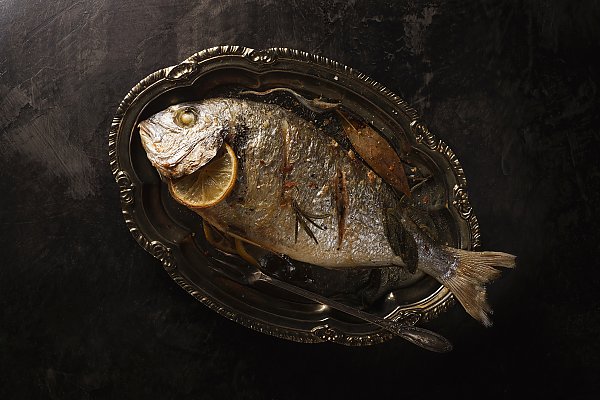 Жареная рыбка на серебряной тарелке