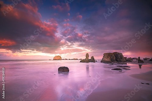 Каменистый пляж в розовых лучах заката