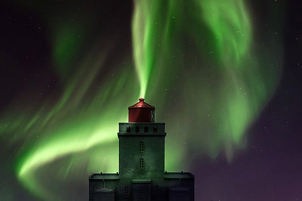Исландия, северное сияние над маяком