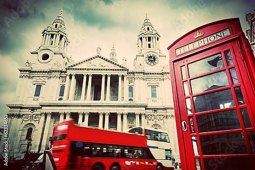 Англия, Лондон. Красный автобус и телефонная будка перед Собором Святого Павла