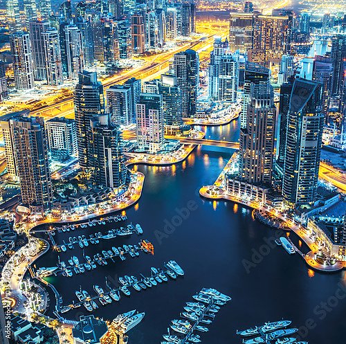 ОАЭ, Дубай. Dubai Marina в вечерних сумерках