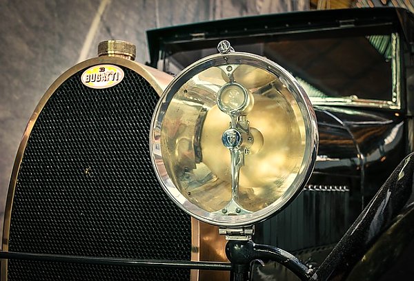 Фара старого автомобиля Bugatti