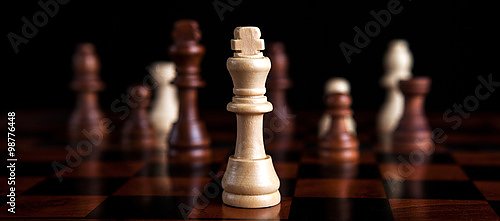 Игра в шахматы с королем в центре
