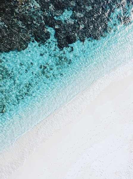 Белый песок, голубая вода и кораллы