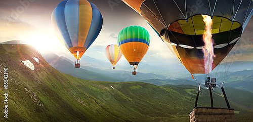 Красочные воздушные шары, летящие над горами
