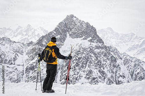 Лыжник на фоне скалы