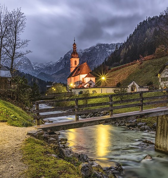 Христианская часовня, церкви в горах у реки