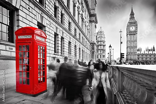 Англия, Лондон. Телефонная будка на людной улице
