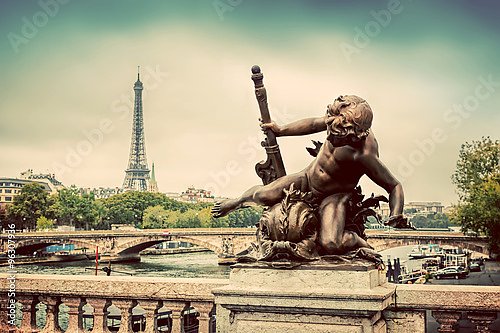 Париж, Франция. Статуя на мосту через Сену