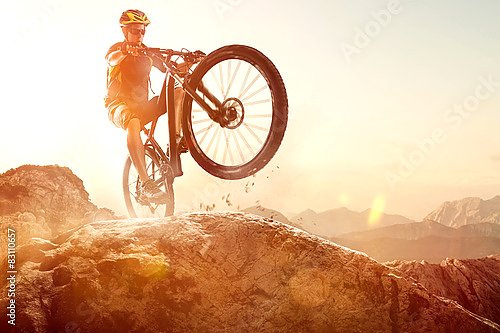 Велосипедист на горном склоне