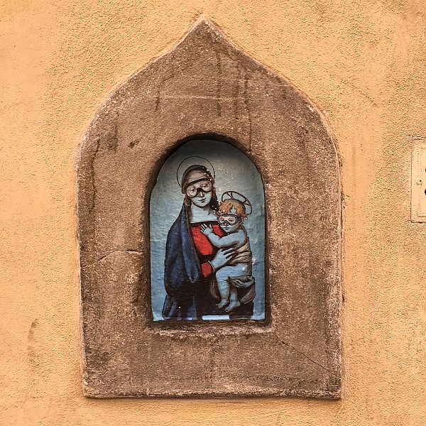 Граффити в нише окна, Флоренция, Италия