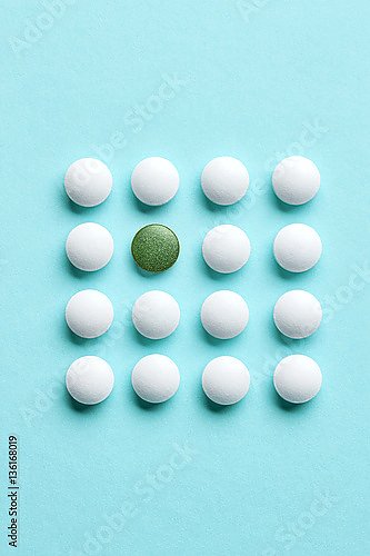 Белые и зеленая таблетки