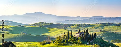 Прекрасный весенний пейзаж в Тоскане, Италия