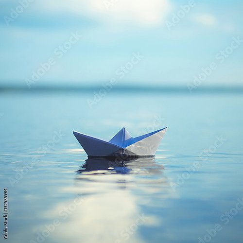 Бумажный кораблик на воде